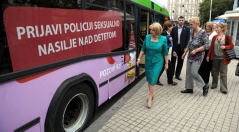 Predsednica Narodne skupštine prof. dr Slavica Đukić-Dejanović učestvovala u kampanji Incest trauma centra